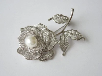 Spilla Argento A Forma Di Fiore Con Perla Sintetica E Strass 10,4 G/5,1 X 2,8 Cm - Immagine 1 di 4