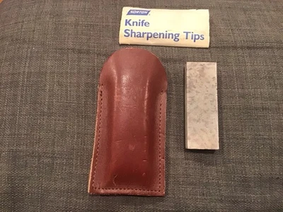 Norton 3” Arkansas Piedra de Afilar Cuchillo Bordeador Estuche de Cuero 1x3 De Colección Foto 1 de 2