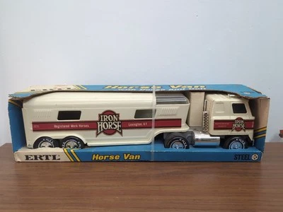 Furgoneta de caballos de hierro de acero prensado ERTL vintage en caja  Foto 1 de 4