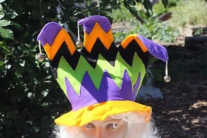 FELT ZIG ZAG JESTER HAT W/BELLS PURPLE GREEN MARDI GRAS MADRIGAL RENAISSANCE - Picture 1 of 3