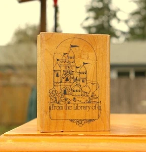 Aus der Bibliothek von: 3 1/4" Buch Holz montiert Gummistempel 1987 Hero Arts 533G - Bild 1 von 4