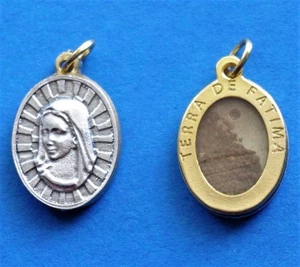 Medal With Contents from Fatima Where Our Lady Appeared, 2 Holy Cards Plus Relic - Picture 1 of 7