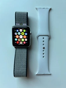 Apple Watch Series 3 42mm Silver Aluminum Case MTF22LL/A - Zdjęcie 1 z 5