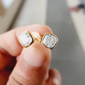Conjunto de aretes de oro de 14 quilates con bisel solitario de diamantes cultivados en laboratorio de corte cojín de 0,50 quilates - Imagen 1 de 12