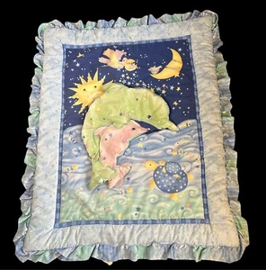 Vintage Babydecke Blau Delfin Pelikan Mond Sonne Steppdecke Rüschen Glitzer Unisex - Bild 1 von 4