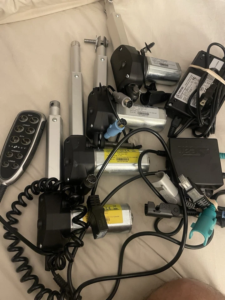 LA-Z-BOY 1HR519 Remote + Power Supply + 4 Motor Actuator + Controller - Image 1 of 4