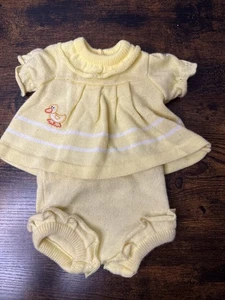 Difícil de encontrar 1983 Cabbage Patch Kids 11J vestido tejido de pato amarillo y flores 3 botones usado en excelente estado - Imagen 1 de 15