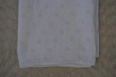 Manta de bebé a lunares Swaddle Designs muselina blanca rosa seguridad Lovey Foto 1 de 4