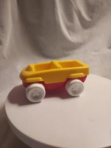 Coche vintage 1981 CBS Inc. amarillo y rojo ruedas blancas dos asientos F6 - Imagen 1 de 16