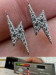 Orecchini Uomo 1Ct Tondo Moissanite Borchia Vite Fondo Oro Bianco Massiccio 10k - Foto 1 di 7