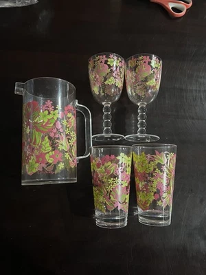 Jarro de acrílico transparente Lilly Pulitzer delicioso + 2 xícaras + 2 copos de vinho lote de 5 - Imagem 1 de 4