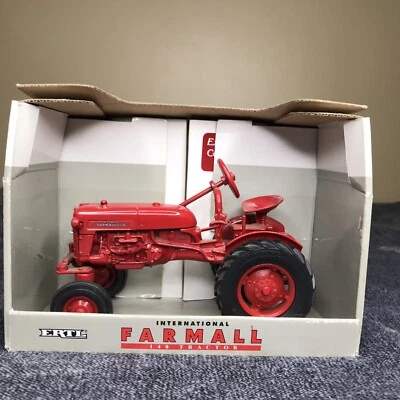 INTERNATIONAL Farmall cub Tractor ERTL 1/16 Scale Vintage 1995 - Image 1 of 4