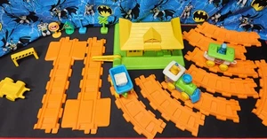 Tren de ferrocarril de Plaza Sésamo 1982 vintage con vías - envío rápido - Imagen 1 de 23