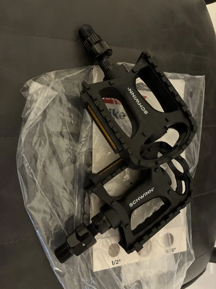 Juego de pedales de bicicleta universales negros Schwinn par de husillos de 1/2" 9/16” SW80246 Foto 1 de 3