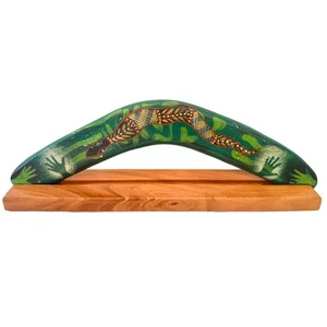 14" / 35cm BOOMERANG + STAND - HARDWOOD - SNAKE, GREEN - ABORIGINAL, AUSTRALIA - Imagen 1 de 3