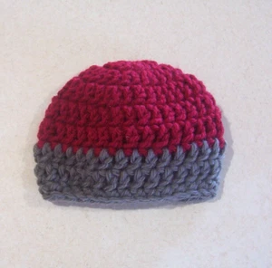 Muñeca de crochet marrón con gorra gris de 18 - Imagen 1 de 1