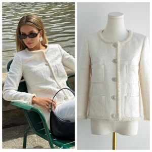 Chanel Pre-Fall 2021 Metiers D'Art White Embossed CC Logo 21A Jacke - Bild 1 von 23