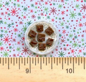 * * Platos de vidrio en miniatura para casa de muñecas de brownies cortados hechos a mano de Sue - Imagen 1 de 6