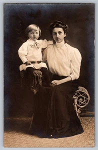 Antigua postal de mujer eduardiana y niño en retrato de estudio #1656 - Imagen 1 de 2