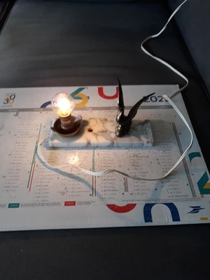 LAMPE SUR SOCLE AVEC OISEAU METAL SANS BOULE EN VERRE - Photo 1/4