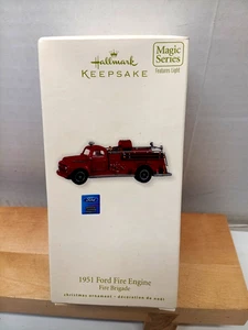 Hallmark Keepsake Magic Ornament 1951 Ford Fire Engine 2010 cuenta con luz NUEVO - Imagen 1 de 2