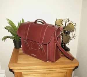 Dr. Martens Kirschrot Kiev Leder Umhängetasche Crossbody Schultertasche 15" (52) - Bild 1 von 4