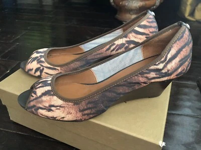 DONALD J. PLINER tamanho 9.5 M LEOPARD WEDGE PEEP TOE MOLLY SHOES Display com Caixa - Imagem 1 de 4