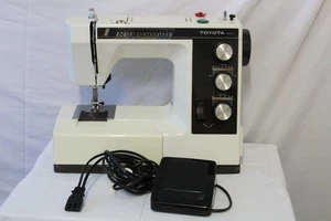 Vintage Toyota 9600 Sewing Machine With Pedal/Plug - Spares / Repairs - Picture 1 of 8