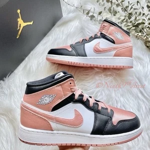 Nike Air Jordan 1 Mid GS Blanco Luz Raíz Loca Satén DM9077-108 Tenis W8 - Imagen 1 de 11