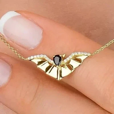 Colgante de murciélago de belleza enchapado en oro amarillo de 14 quilates con diamantes negros creados en laboratorio de pera de 1,00 quilates Foto 1 de 3