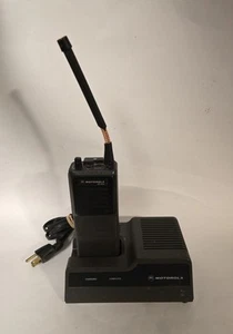Motorola MT1000 2-Way Radio with Charger - READ DESCRIPTION - Zdjęcie 1 z 4