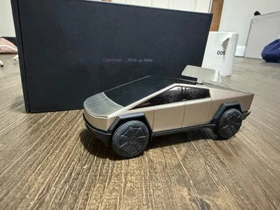 Tesla Cybertruck Wind-up Racer Foto 1 de 4