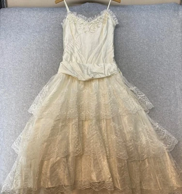 Vestido de fiesta vintage pequeño coqueteo Alfred Angelo graduación blanco encaje en capas Foto 1 de 4