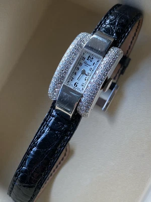Reloj de pulsera Chopard de cuarzo curvo rectangular de oro blanco con montura de diamantes para dama Foto 1 de 4