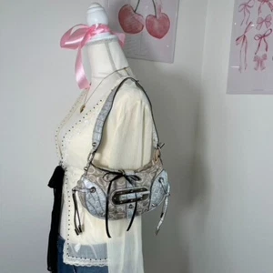 Vintage Y2K Guess Monogram Logo Shoulder Mini Baguette Cream Silver - Bild 1 von 9