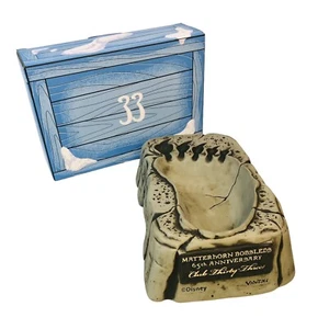 Club 33 Disneyland 65 Aniversario Matterhorn Yeti Huella Tiki Bowl Nuevo en Caja - Imagen 1 de 13