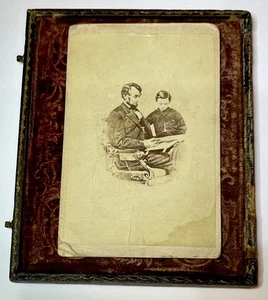 Photographie ancienne carte de visite Abraham Lincoln & Son Tad Reading avec cadre - Photo 1/9