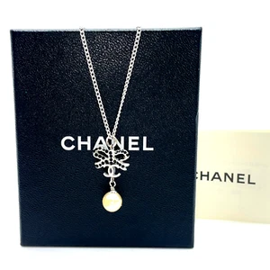 Auth CHANEL Necklace CocoMark Ribbon SV Motif Fake Pearl Rhinestone W/B SK040792 - Picture 1 of 12