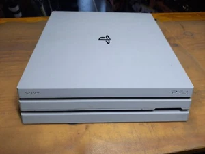 Sony Playstation 4 Pro PS4 console bianca da riparare o parti diricambio - Foto 1 di 4