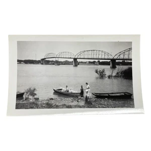 Foto De Colección Puente Arqueado Navegantes de Río Escena Mediados de Siglo Ocio y Viajes B&W - Imagen 1 de 2