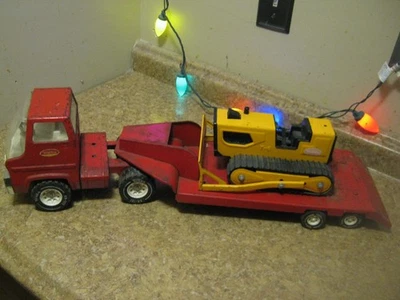 70s Tonka Red Lowboy with the XR-101 Tires and the Orange T-6 Bulldozer nice rig - Image 1 of 4