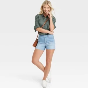 Pantalones cortos de jean midi de tiro alto para mujer - Universal Thread 22 - Imagen 1 de 3