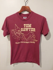 Camicia teatro Tom Sawyer Maroon vintage anni 90 taglia small etichetta Oneita punto singolo - Foto 1 di 7