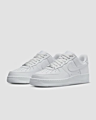 nike air force 1 '07 bajo triple blanco Foto 1 de 4
