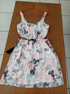 ROBE BLANCHE  FLEURIE MARQUE JENNYFER TAILLE S  36/38 - Photo 1/4