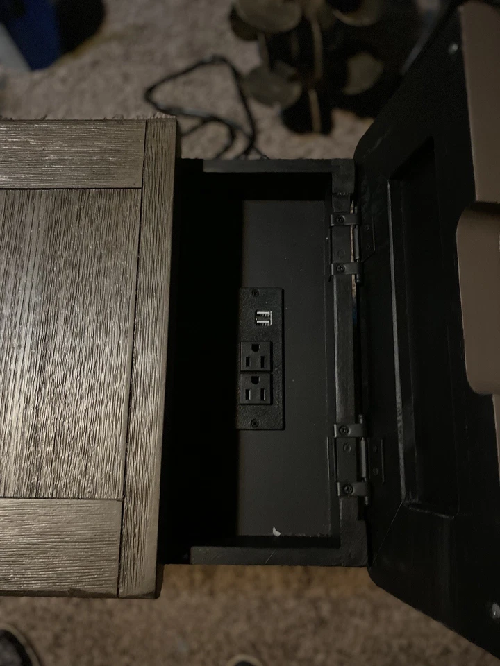 mesita de noche alta con estación de carga Foto 1 de 4