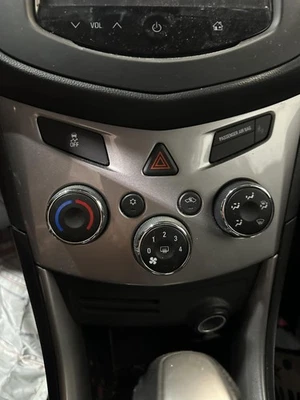 Interruptor selector de aire acondicionado usado se adapta a: Chevrolet Trax 2015 sin asiento térmico LT grado A Foto 1 de 4