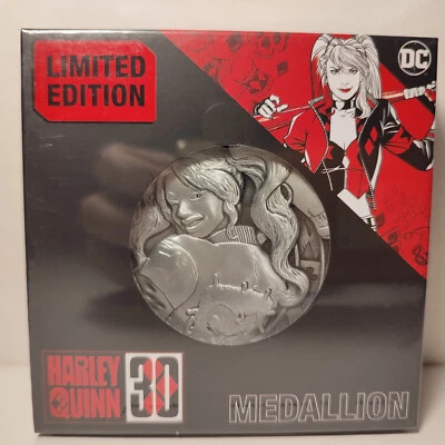 Figura Oficial Batman Harley Quinn Edición Limitada 30 Aniversario Medallón Foto 1 de 4