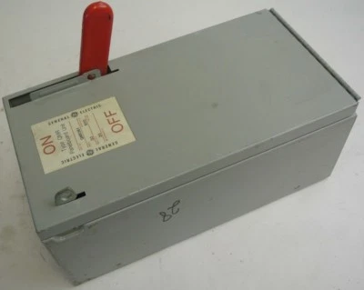 GE QMR361 PLACA DE PANEL FUSIBLE TIPO QMR / INTERRUPTOR DE DESCONEXIÓN - 600V, 30A, 3 POLOS Foto 1 de 4