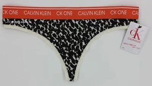 Tanga con logotipo de algodón ""CK One"" Calvin Klein QF5733 ""CK One"" nueva con etiquetas, marfil/negro (102) - Imagen 1 de 5